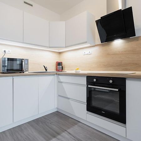Yellow Apartment With Parking Prague Luaran gambar