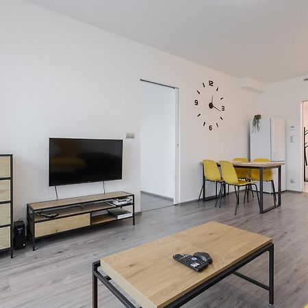 Yellow Apartment With Parking Prague Luaran gambar