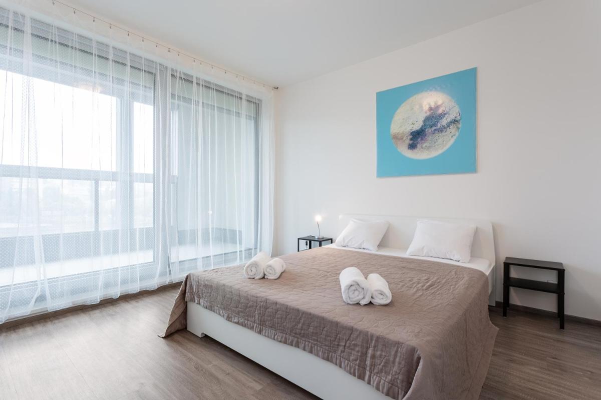 Yellow Apartment With Parking Prague Luaran gambar