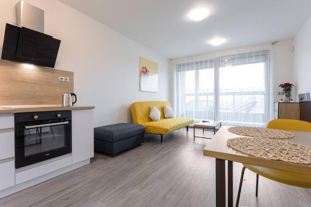Yellow Apartment With Parking Prague Luaran gambar