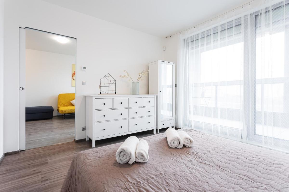 Yellow Apartment With Parking Prague Luaran gambar