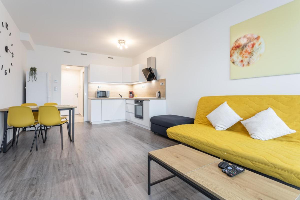 Yellow Apartment With Parking Prague Luaran gambar